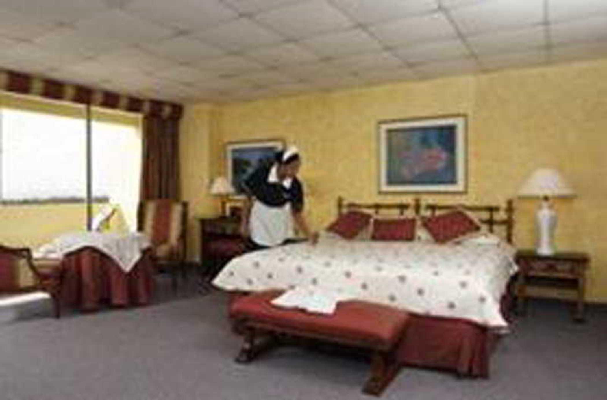 Dominican Fiesta Hotel Santo Domingo Oda fotoğraf A chambermaid making a bed
